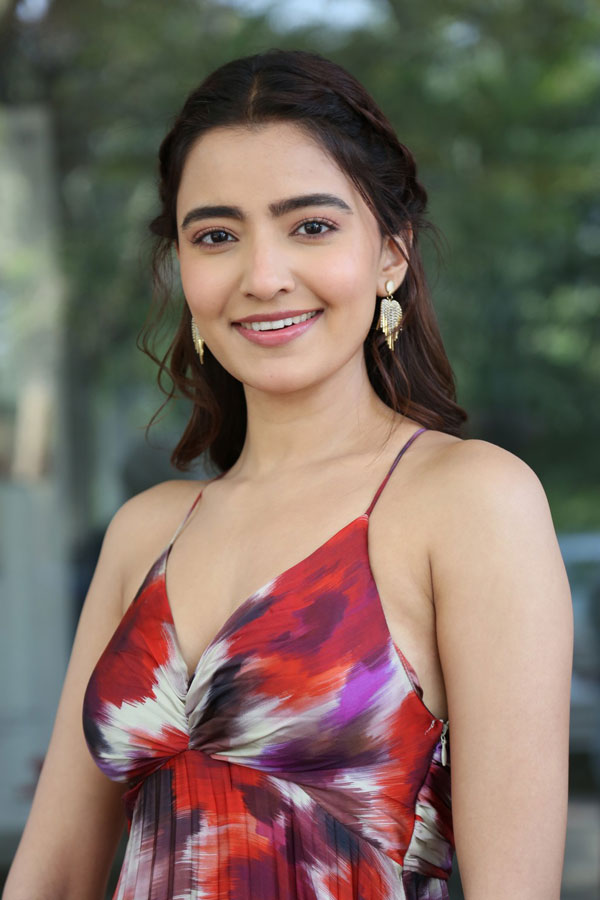 rukshar-dhillon-stills-5-30.jpg