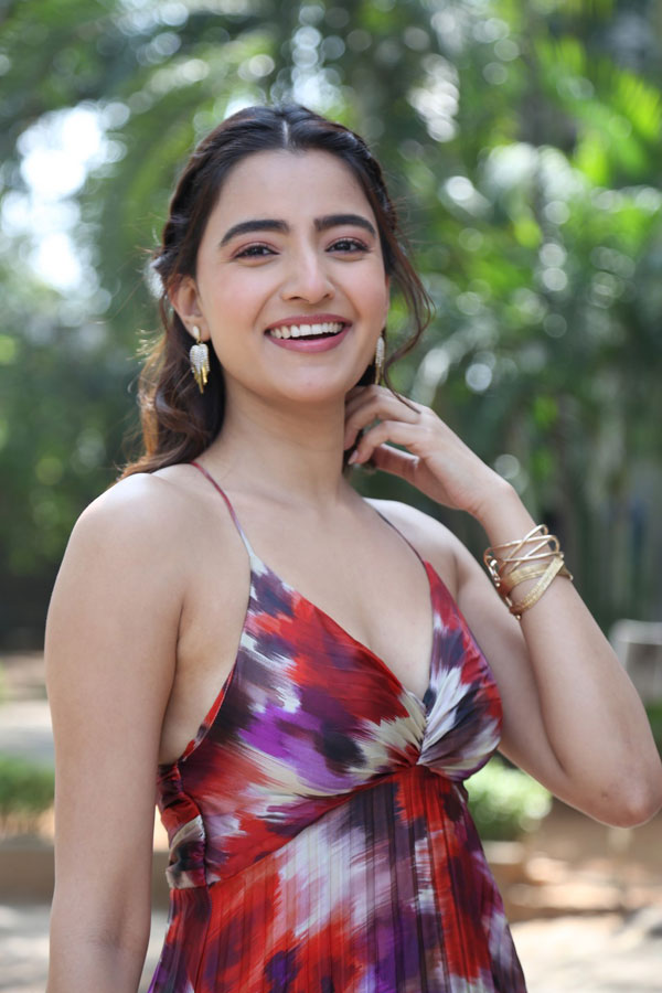 rukshar-dhillon-stills-5-8.jpg