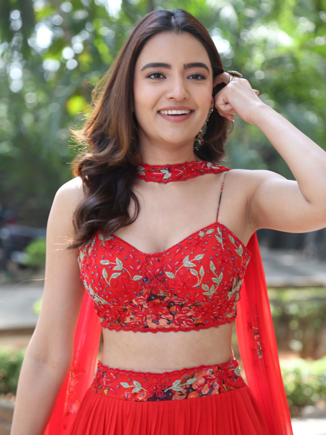 rukshar-dhillon-stills-7-18.jpg