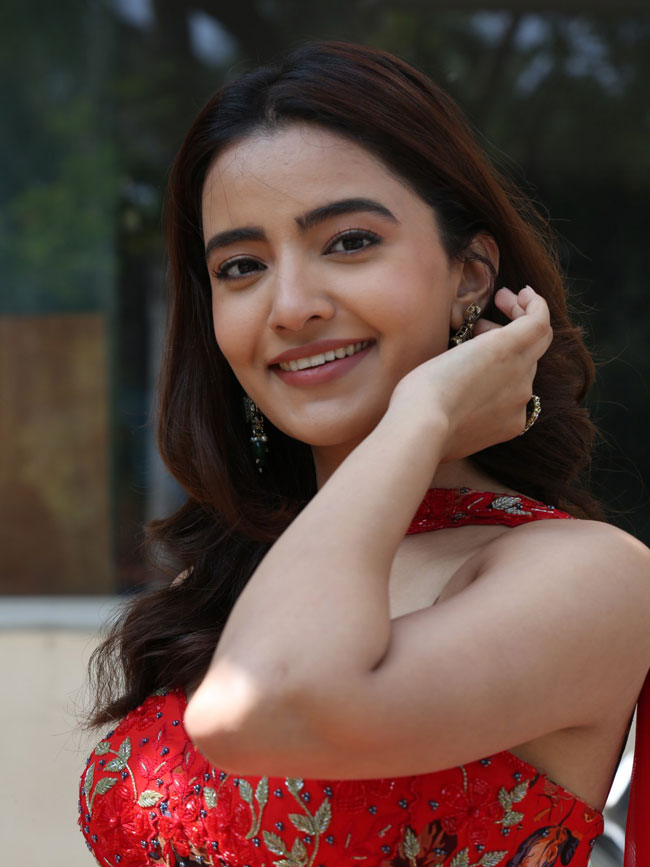 rukshar-dhillon-stills-7-2.jpg