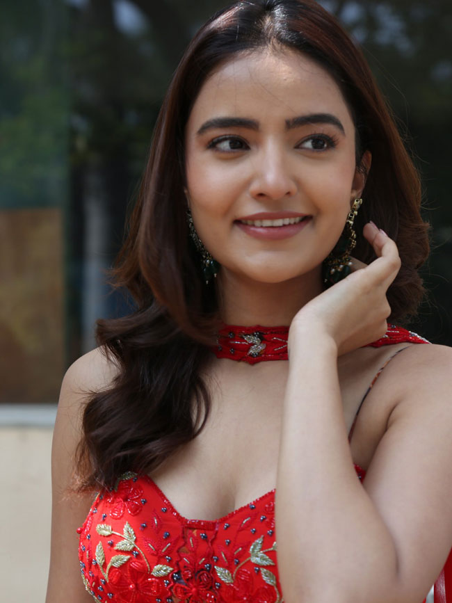 rukshar-dhillon-stills-7-3.jpg