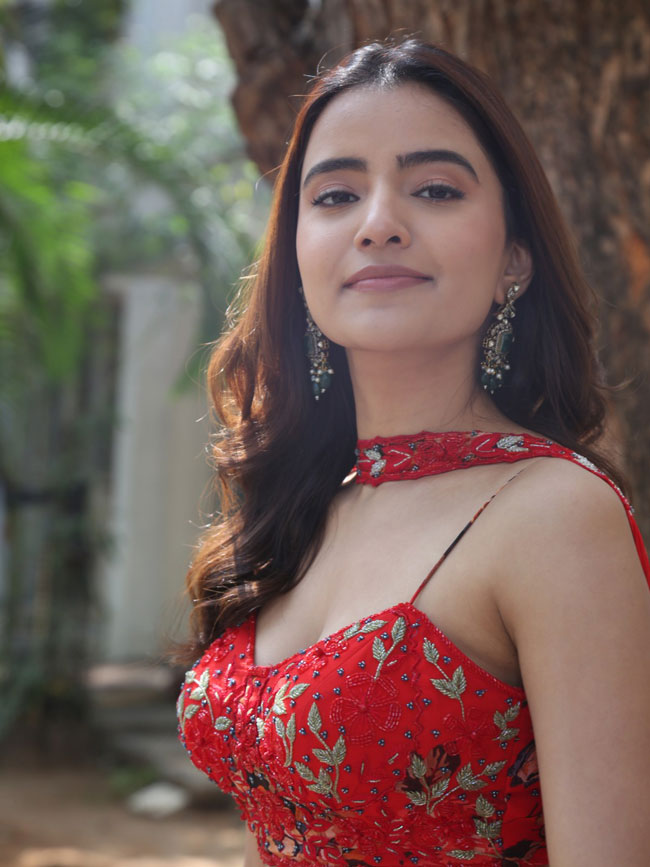 rukshar-dhillon-stills-7-8.jpg