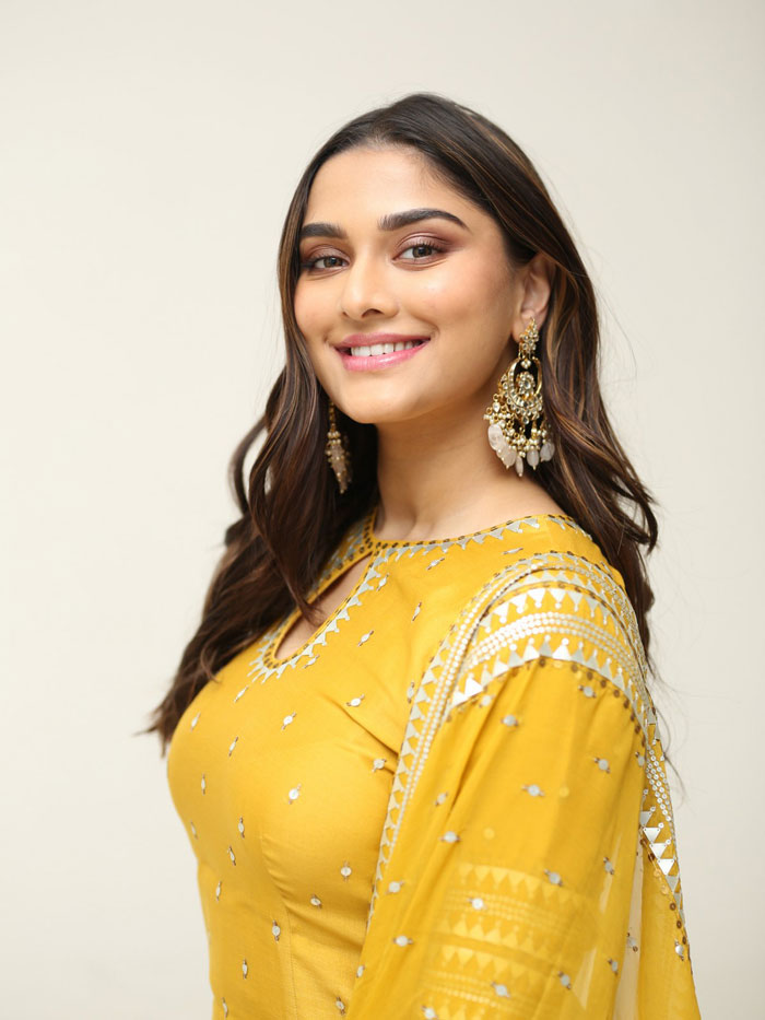 Saiee Manjrekar Stills