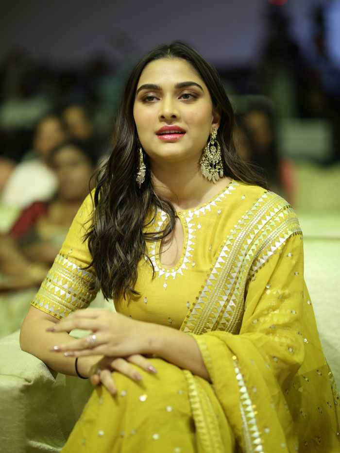 saiee-manjrekar-stills-2-10.jpg