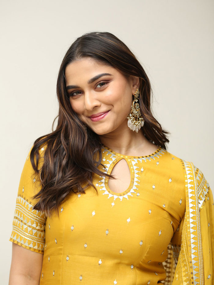 saiee-manjrekar-stills-2-11.jpg