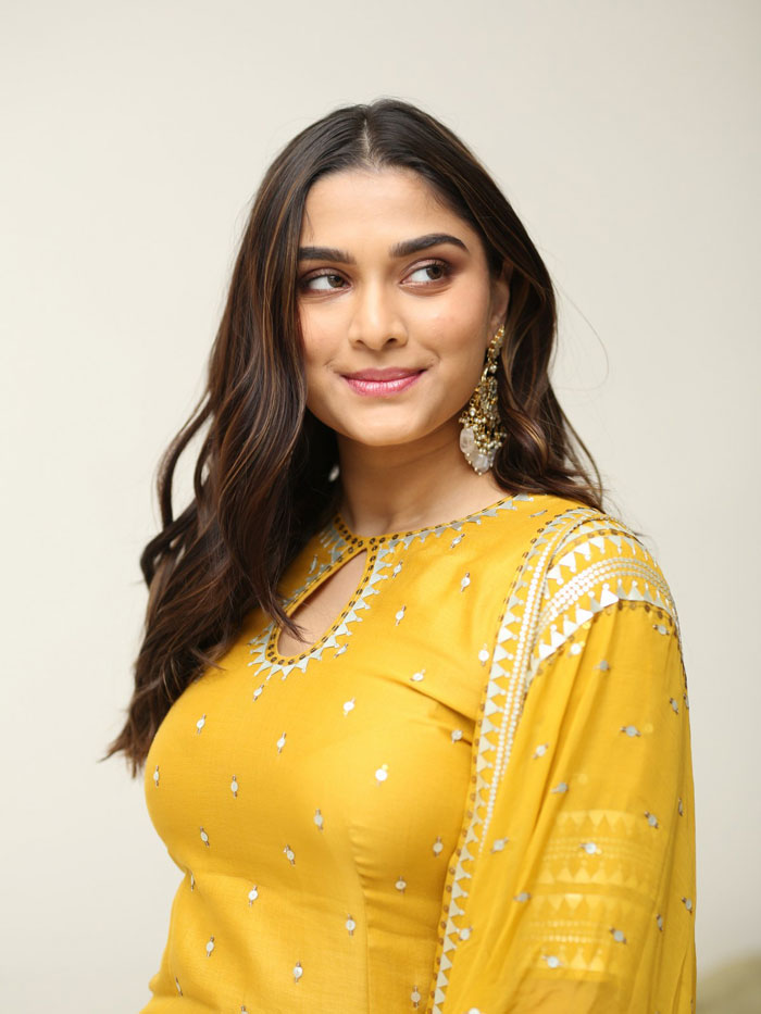 saiee-manjrekar-stills-2-12.jpg