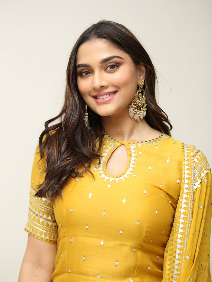 saiee-manjrekar-stills-2-2.jpg