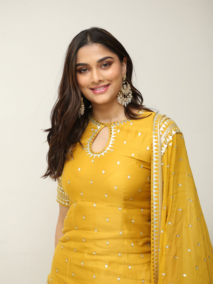 saiee-manjrekar-stills-2-4.jpg