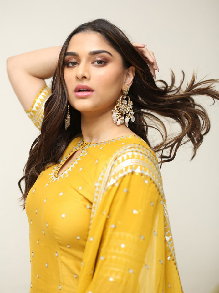 saiee-manjrekar-stills-2-5.jpg