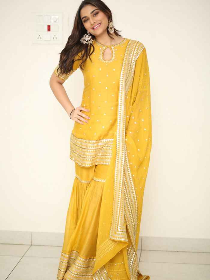 saiee-manjrekar-stills-2-6.jpg