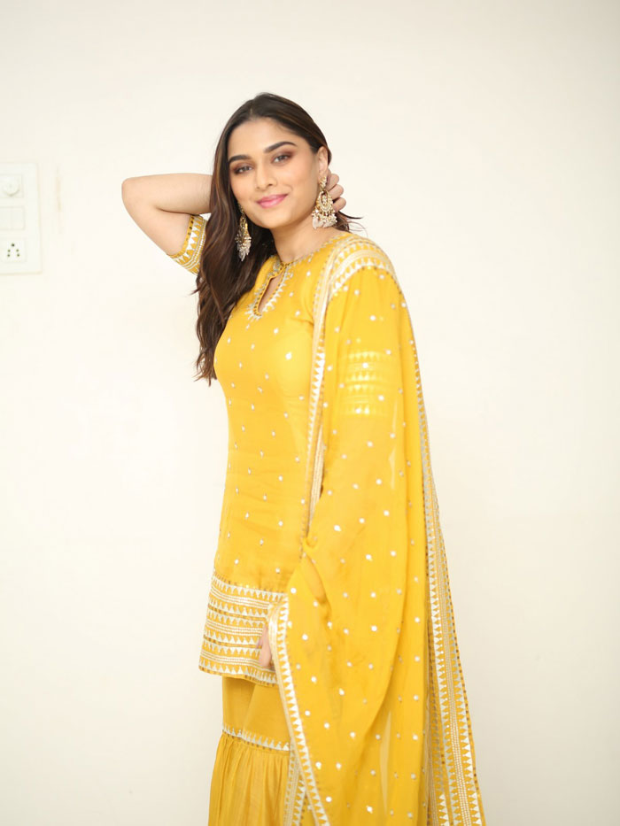 saiee-manjrekar-stills-2-7.jpg
