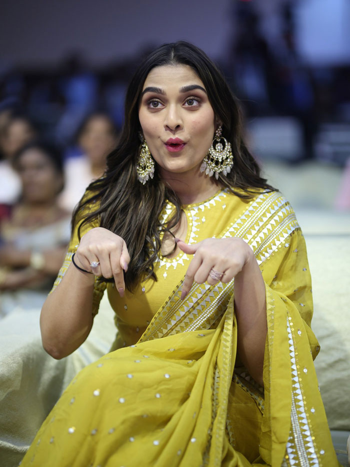 saiee-manjrekar-stills-2-8.jpg