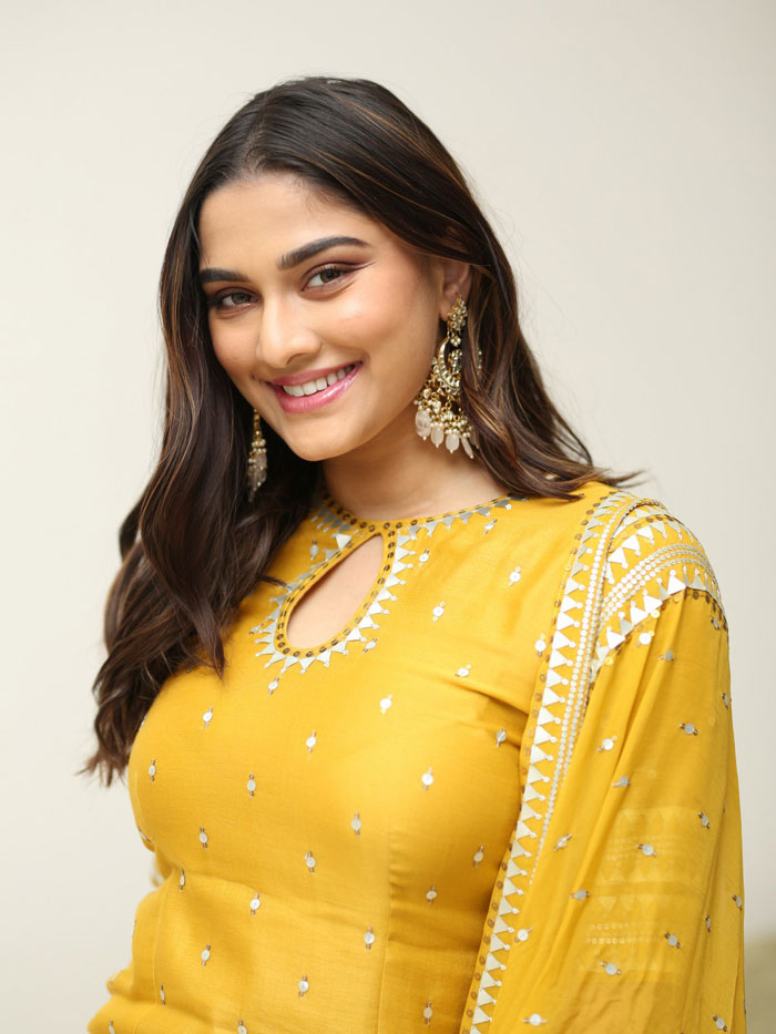 saiee-manjrekar-stills-2-9.jpg