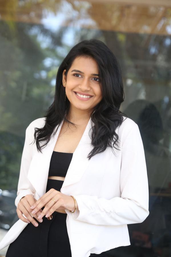 samyukta-vasudevan-stills-3.jpg