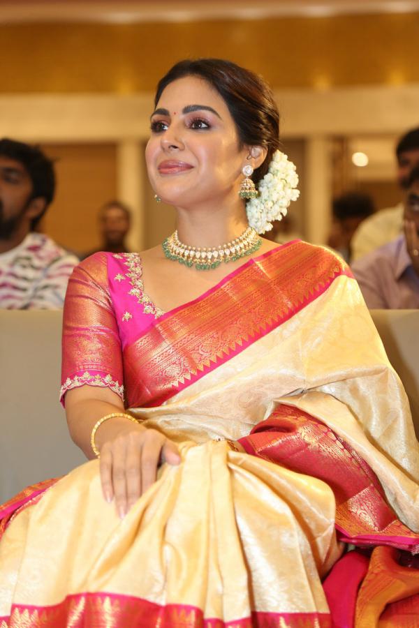 samyuktha-menon-stills-2-2.jpg