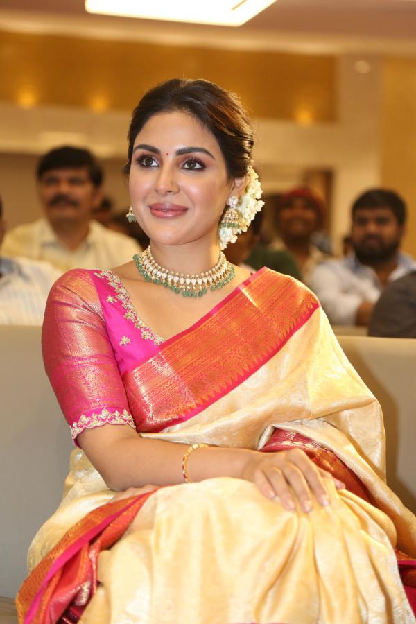 samyuktha-menon-stills-2-4.jpg