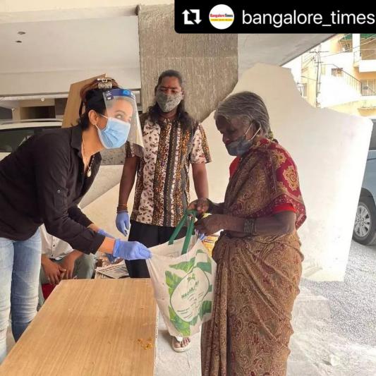 sanjana-galrani-helps-to-cine-workers-2.jpg