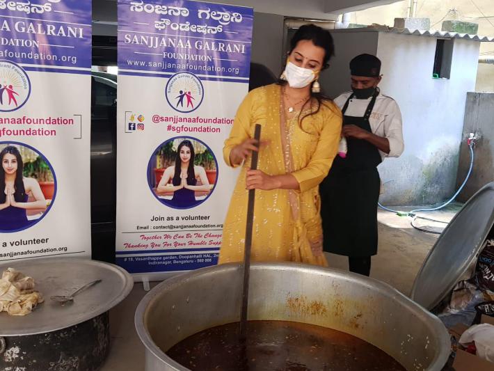 sanjana-galrani-helps-to-cine-workers-8.jpg