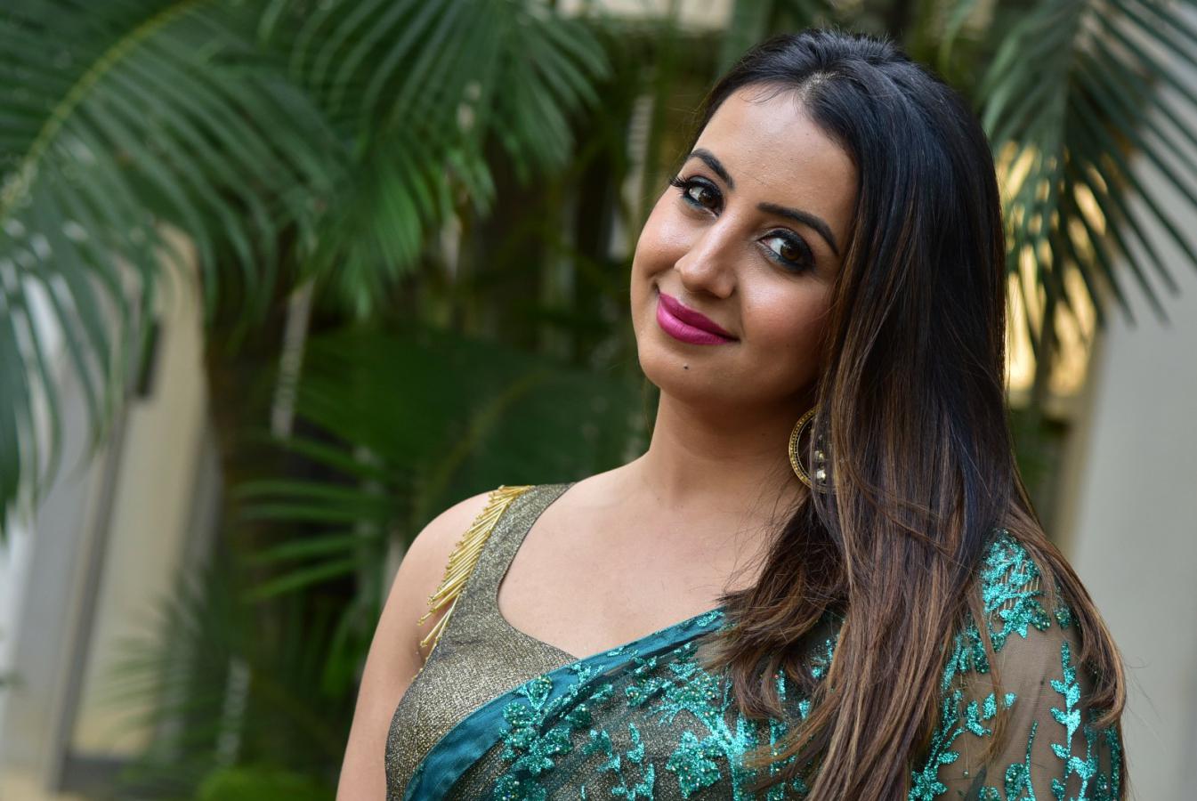 sanjjanaa-galrani-stills-17.jpg