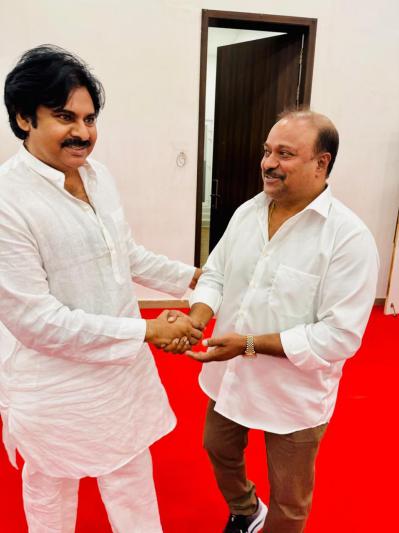 satish-vemana-meets-janasena-chief-pawan-kalyan-1.jpg