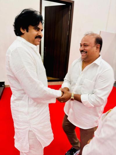 satish-vemana-meets-janasena-chief-pawan-kalyan-2.jpg