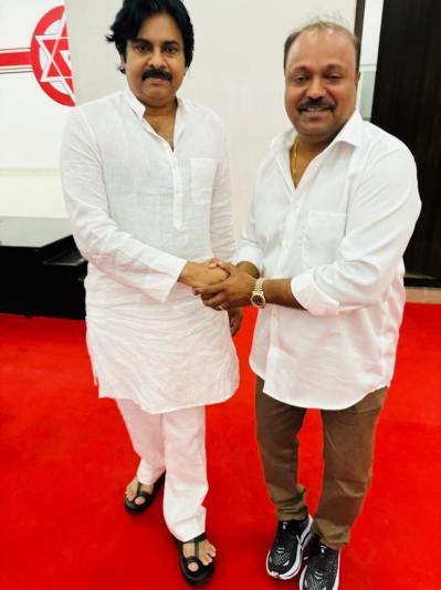 satish-vemana-meets-janasena-chief-pawan-kalyan-3.jpg