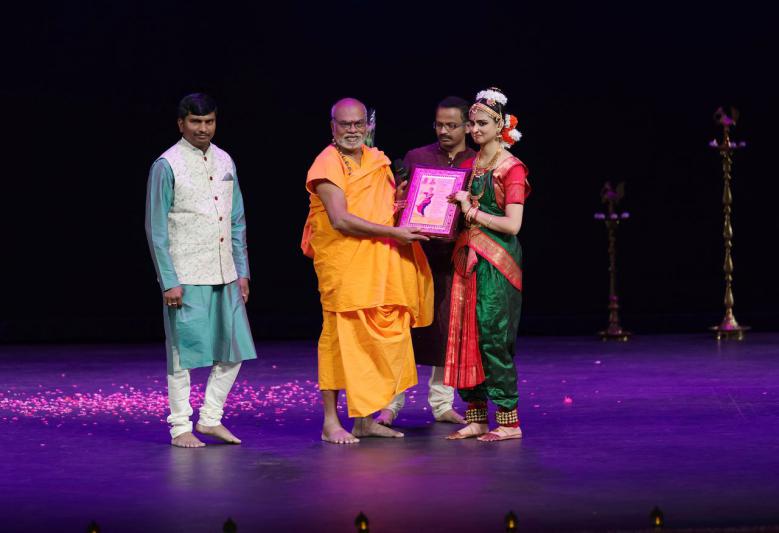 shivani-peresetla-performed-bharatanatya-arangetram-in-sacramento-2.jpg