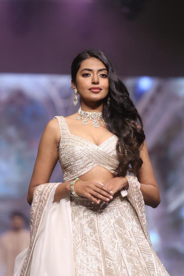 shivani-rajasekhar-stills-2-10.jpg