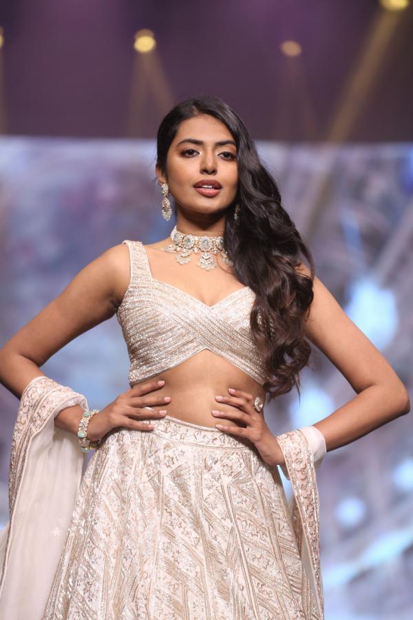 shivani-rajasekhar-stills-2-12.jpg