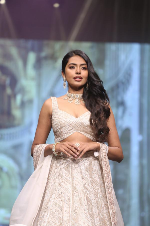 shivani-rajasekhar-stills-2-3.jpg