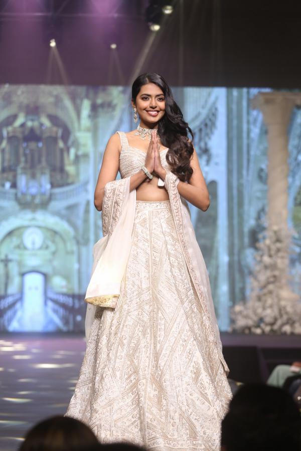 shivani-rajasekhar-stills-2-5.jpg