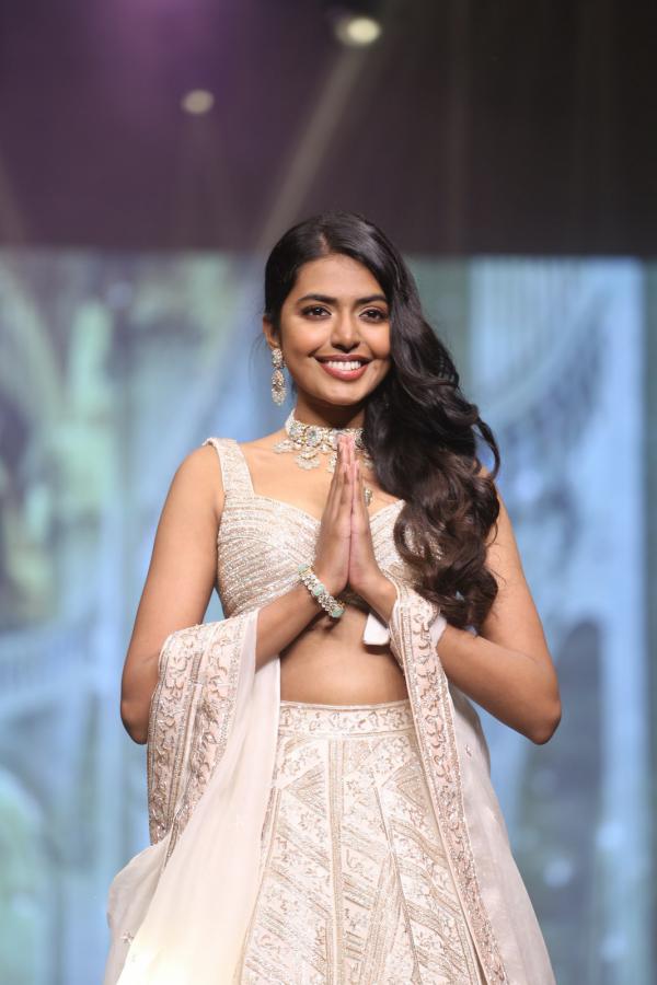 shivani-rajasekhar-stills-2-6.jpg