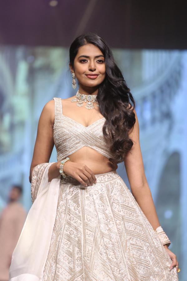 shivani-rajasekhar-stills-2-7.jpg
