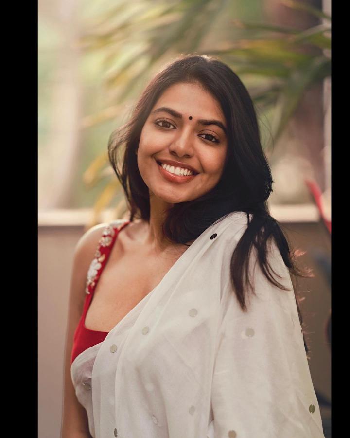 shivani-rajasekhar-stills-5-3.jpg