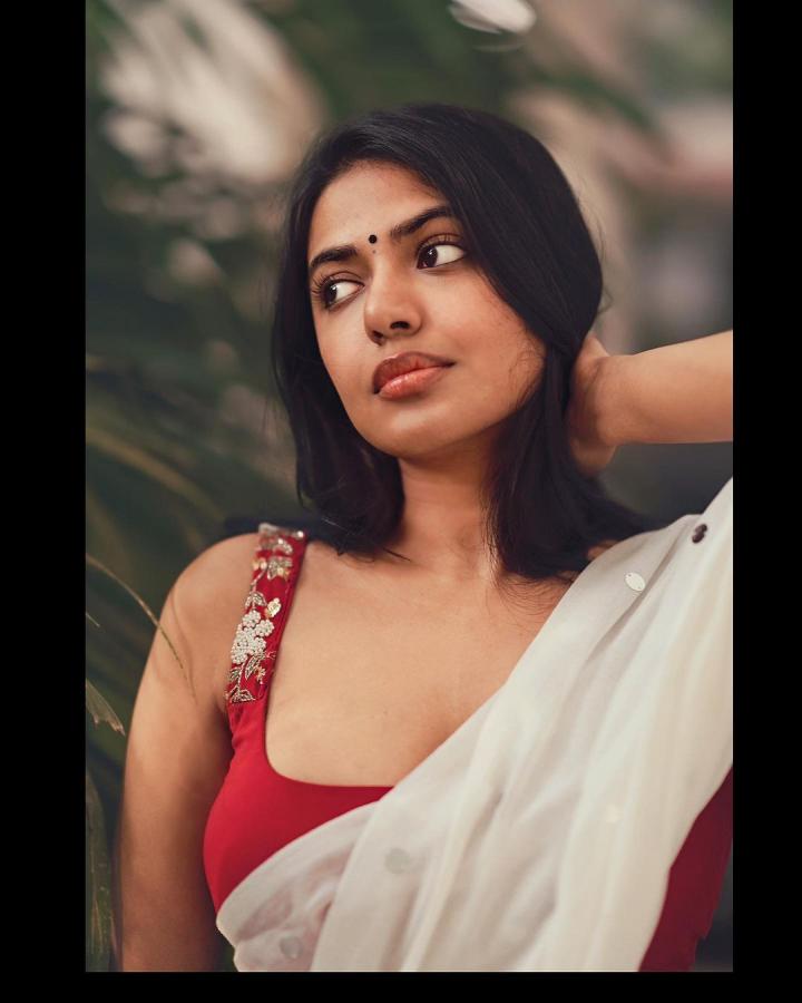 shivani-rajasekhar-stills-5-4.jpg
