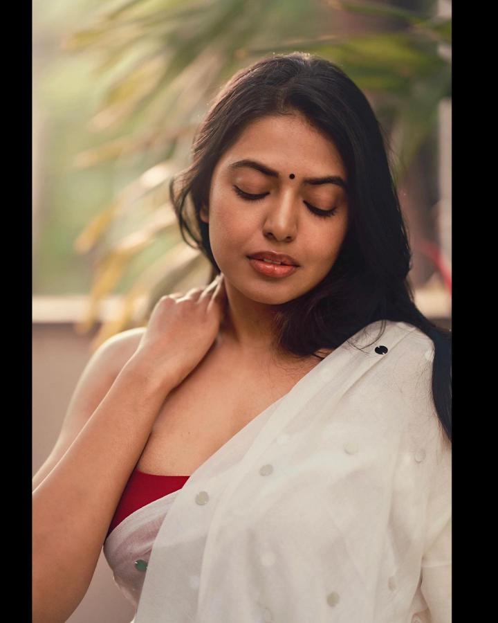 shivani-rajasekhar-stills-5-5.jpg