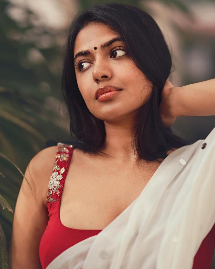 shivani-rajasekhar-stills-5-6.jpg