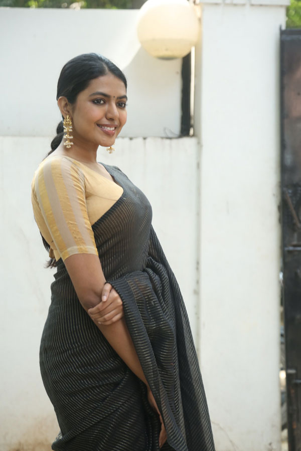 shivani-rajashekar-stills-2-4.jpg