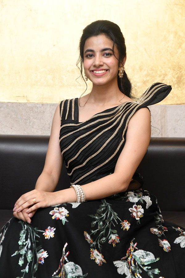 shivani-stills-3.jpg