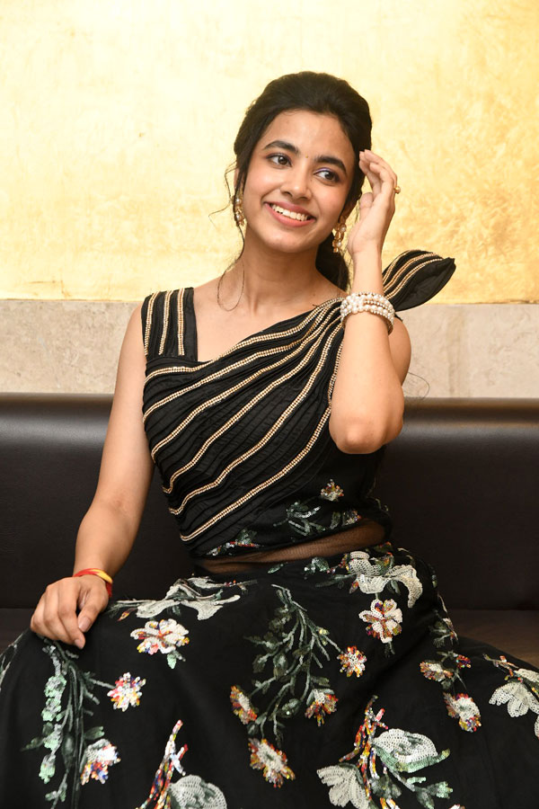 shivani-stills-4.jpg