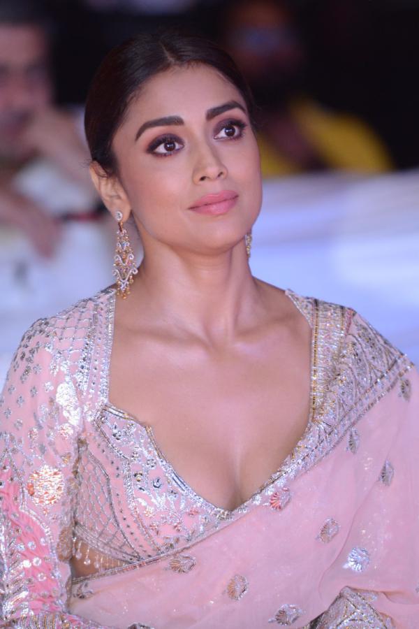 shriya-saran-stills-2-7.jpg