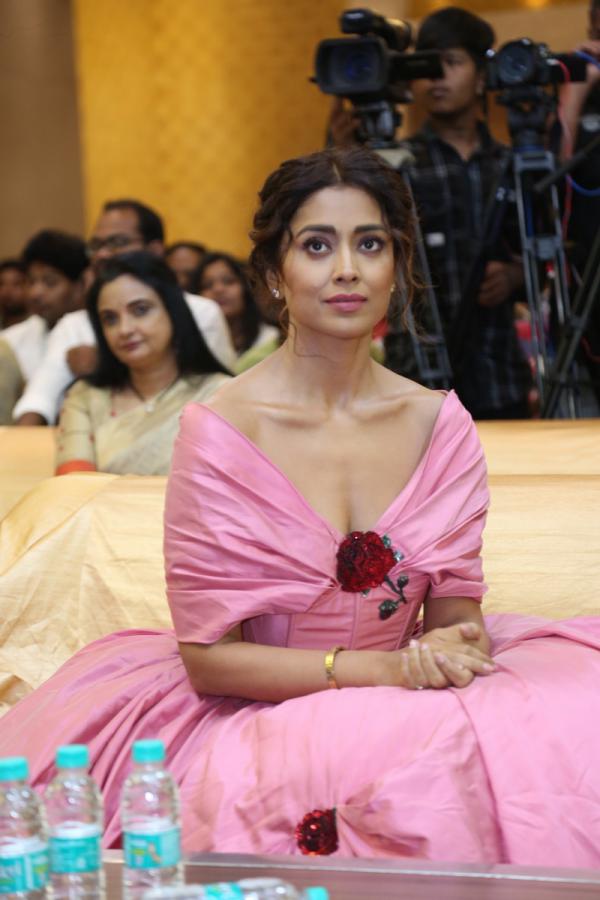 shriya-saran-stills-4-3.jpg