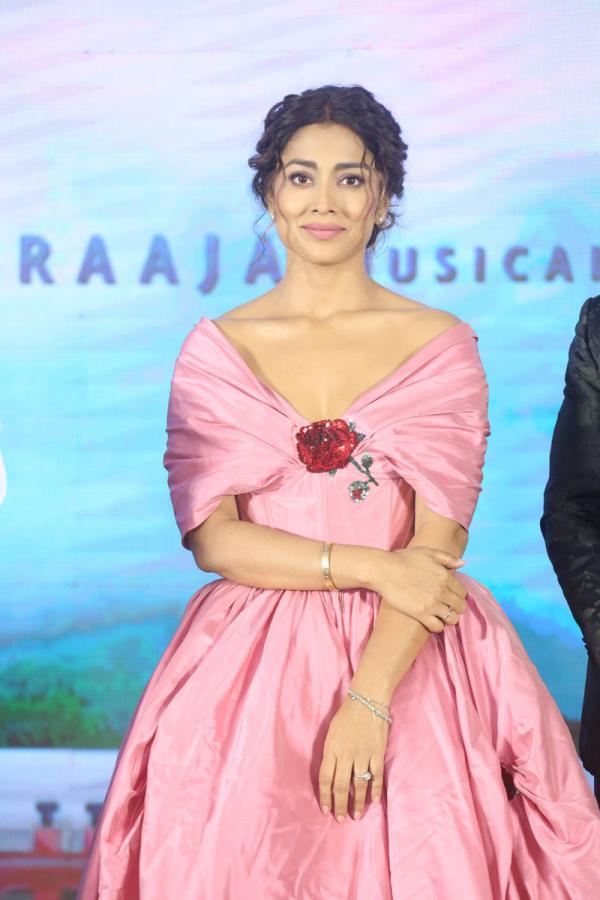 shriya-saran-stills-4-6.jpg