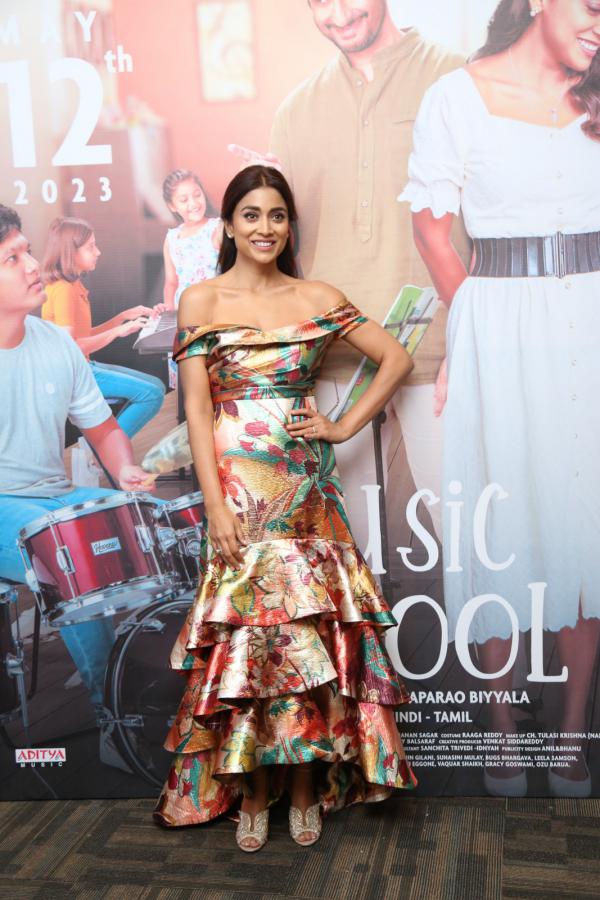 shriya-saran-stills-5-7.jpg