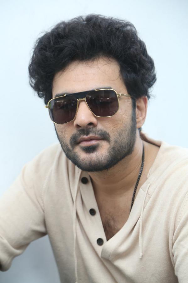 siddhu-jonnalagadda-stills-2-12.jpg