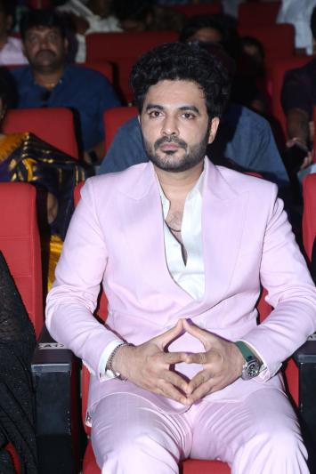 siddhu-jonnalagadda-stills-3-10.jpg