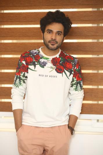 siddhu-jonnalagadda-stills-6.jpg