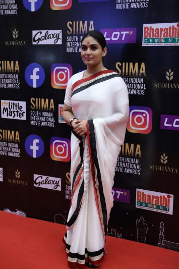 siima-awards-2021-awards-red-carpet-set-2-20.jpg