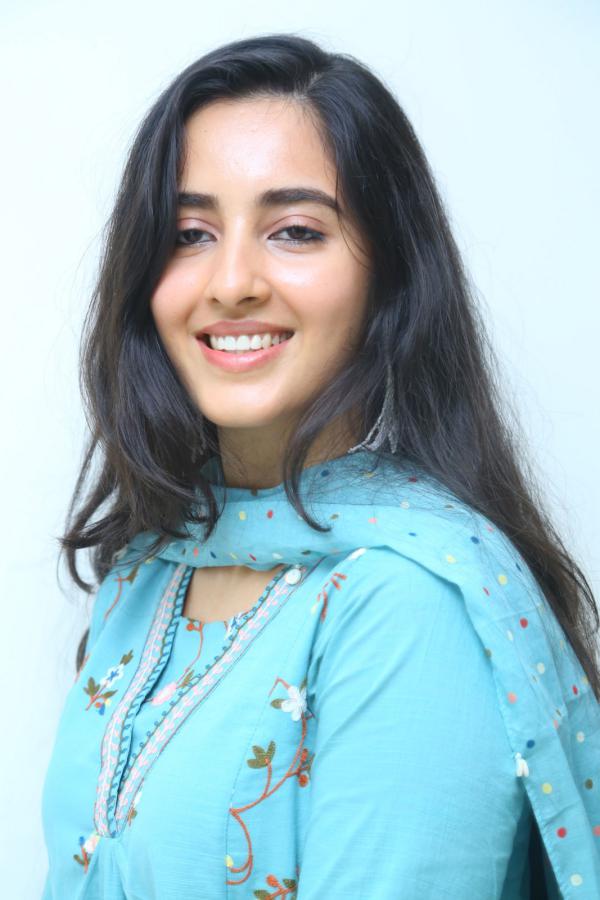 simrath-kaur-stills-7.jpg