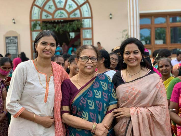 singer-sunita-potluri-ravi-open-a-new-computer-lab-8.jpg
